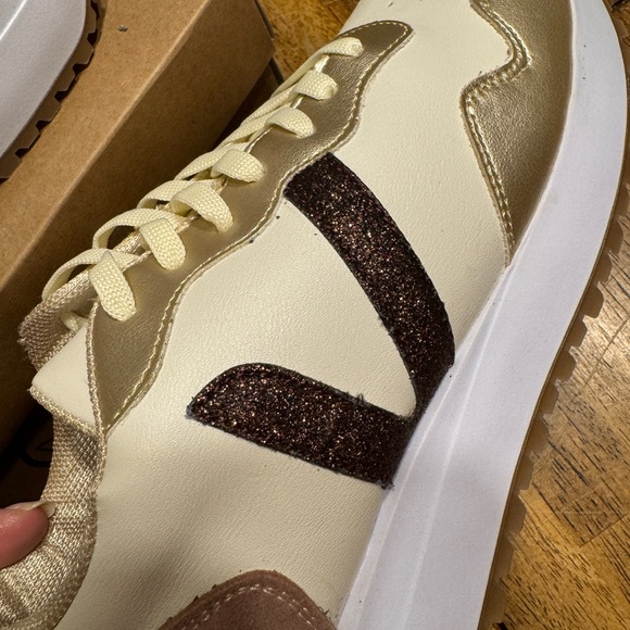 Adorable Style Trending Ladies Tennis Sz 9. Brand New - Picture 3 of 11